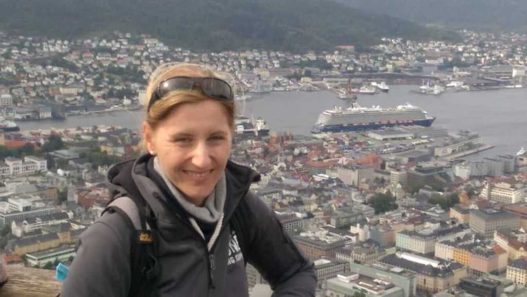 windige Aussicht auf die Mein Schiff in Bergen