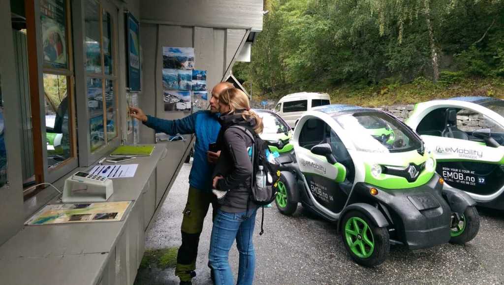 Einweisung in das Elektroauto Renault Twizy in Norwegen