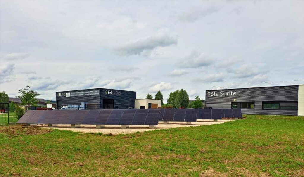 Installation de panneaux solaires au solaire au Pôle de Santé à Arbois, dans le Doubs (39).