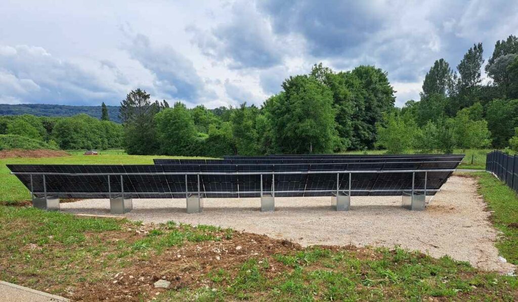Fixation de panneaux solaires avec box lesté au sol.