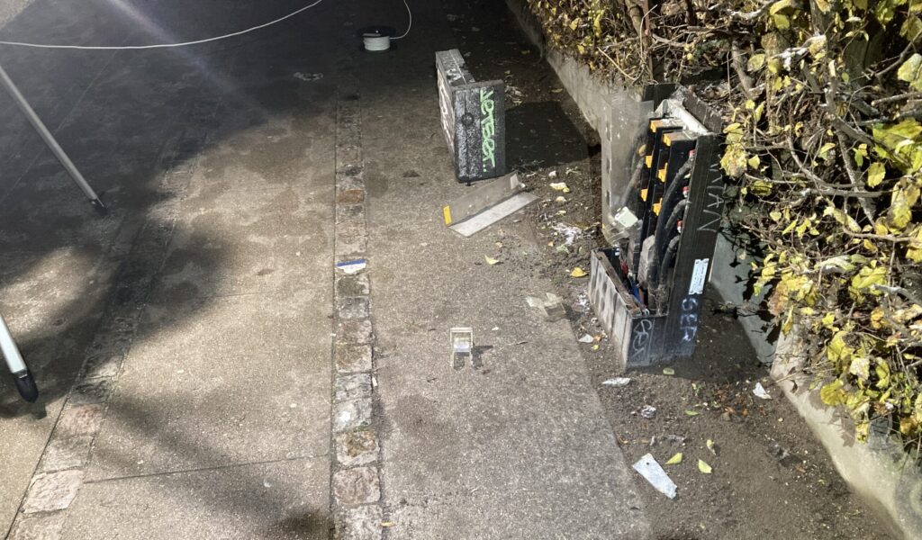 Døgnvagt elektriker på påkørt kabelskab