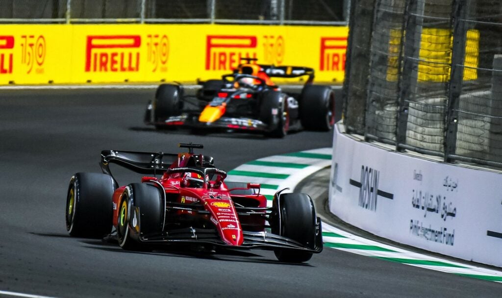 Max Verstappen all'inseguimento di Charles Leclerc GP Arabia Saudita 2022