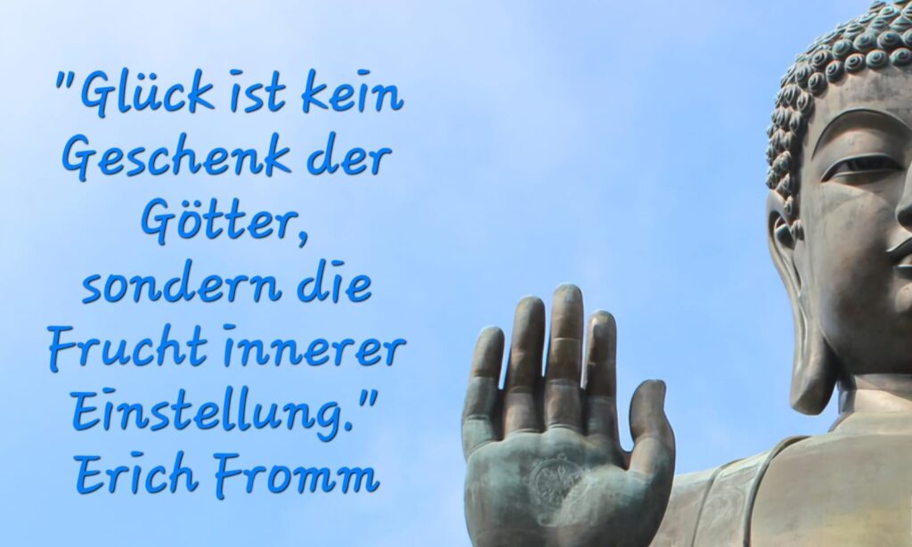 Buddha mit der erhobenen Hand für Frieden und Schutz, Zitat: "Glück ist kein Geschenk der Götter, sondern die Frucht innerer Einstellung." (Erich Fromm)