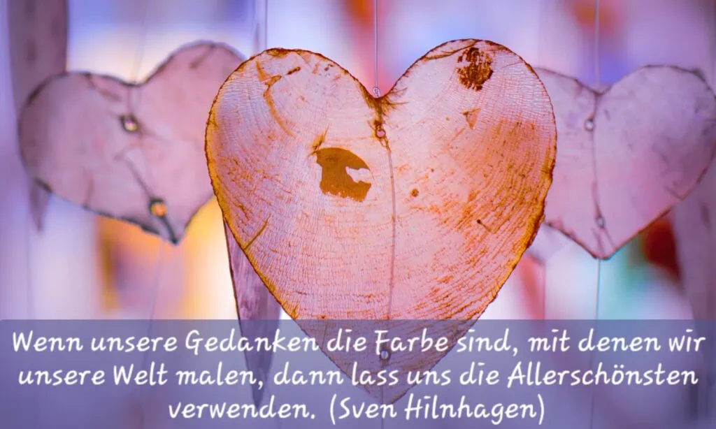Hängende Herzen in sanften Farben, Text: Wenn unsere Gedanken die Farbe sind, mit denen wir unsere Welt malen, dann lass uns die Allerschönsten verwenden. (Sven Hilnhagen)