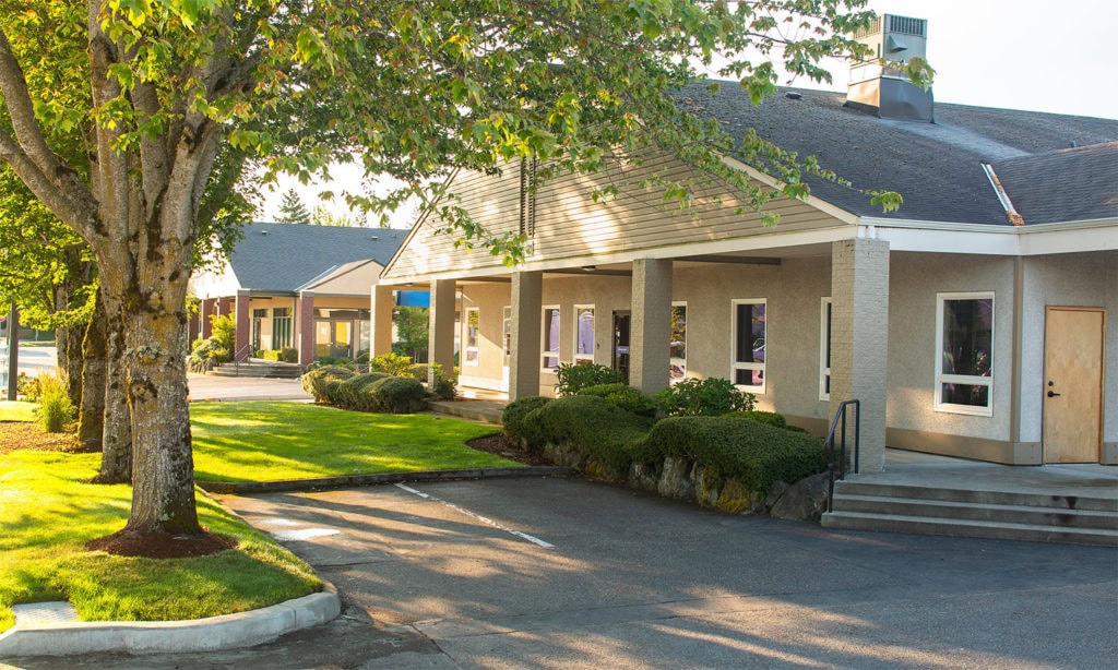 CLASS B OFFICE - 1375 NW MALL STREET Single-story building with covered walkway, green lawn, and trees