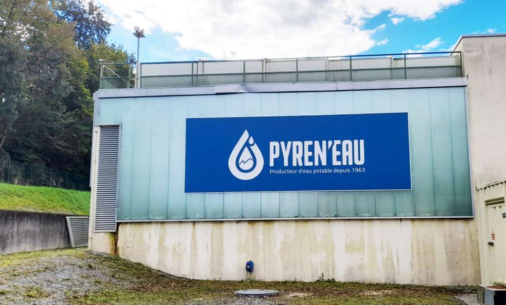 La signalétique extérieure : votre premier levier de visibilité à Pau et dans le Béarn. Chez Signalétique Factory, nous concevons des solutions d’affichage extérieur alliant robustesse et esthétique. Spécialistes des supports rigides haute performance, nous accompagnons les entreprises, commerces et collectivités locales dans la création de : Totems autoportants pour entrées de zones d’activités ou parkings. Enseignes de façade durables en Alu Dibond, PVC ou plexiglas. Panneaux signalétiques et patrimoniaux conçus pour résister aux intempéries (UV, vent, humidité). Signalisation grand format pour chantiers, zones industrielles ou bâtiments publics. Chaque projet bénéficie d'une conception sur-mesure et d'une installation professionnelle, garantissant une communication claire, conforme aux normes en vigueur et parfaitement intégrée à votre environnement architectural en Nouvelle-Aquitaine.