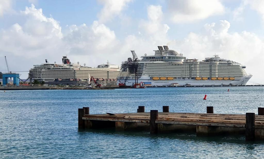 Zwei Kreuzfahrtschiffe im Hafen von St. Maarten