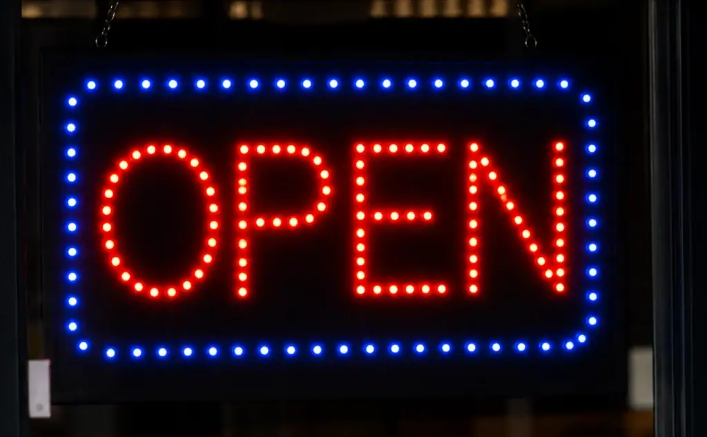 Openbord aan de deur van Kapper Apeldoorn