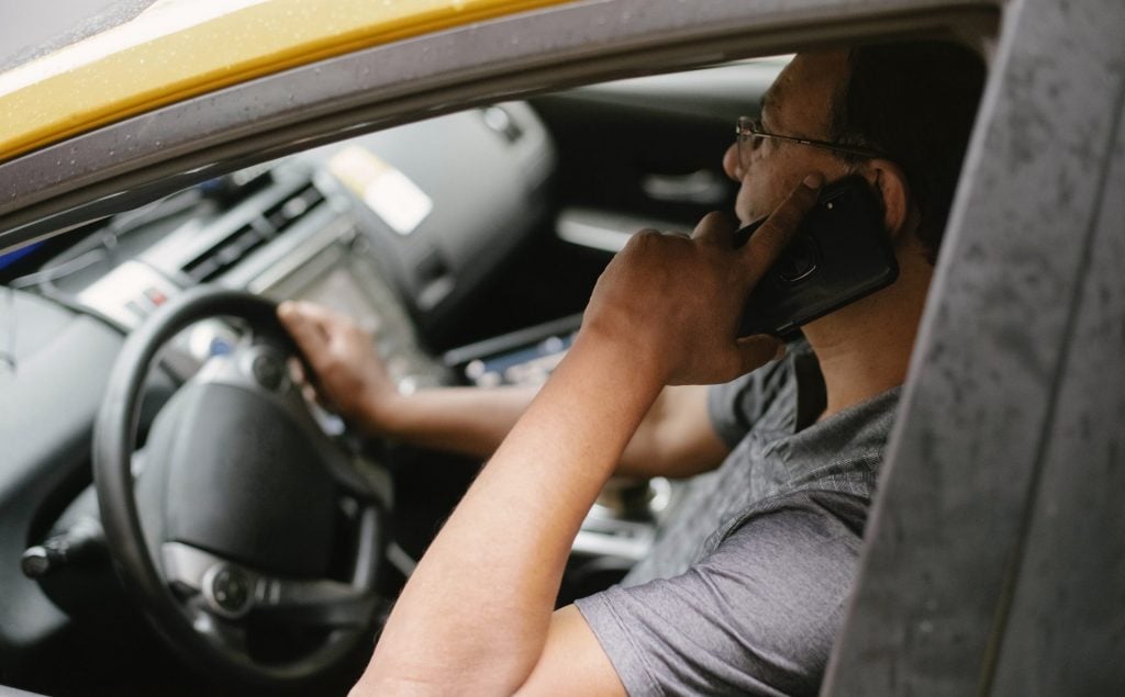 Araçta cep telefonu ile konuşmak