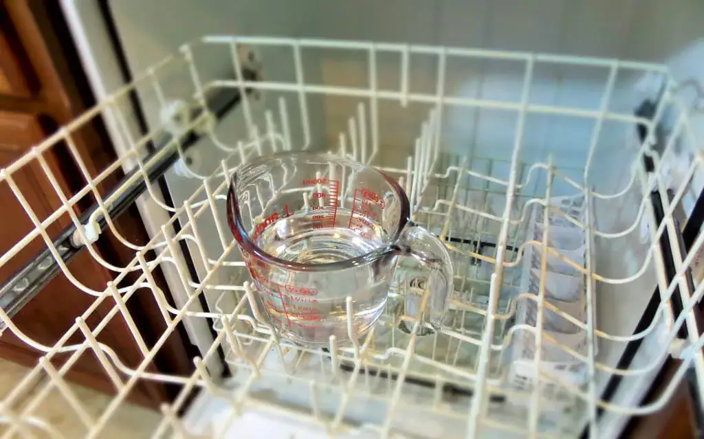 How to clean your home holistically using vinegar