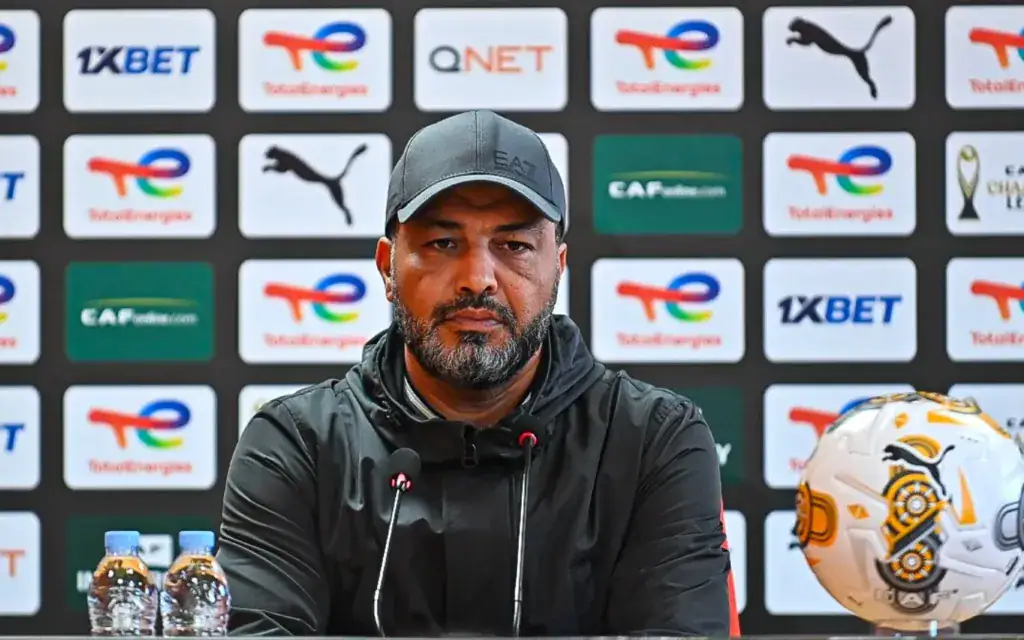 alt= Moine Chaabani, entraîneur de la RS Berkane, en conférence de presse.