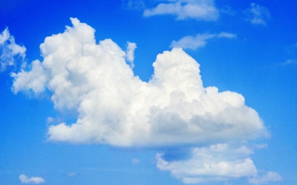 Weisse Wolke am blauen Himmel, welche wir wie die Genervtheit ziehen lassen