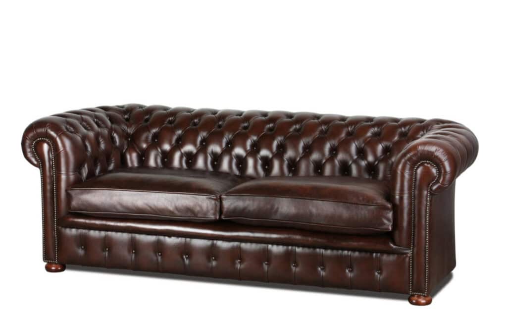 Rustikales Chesterfieldsofa mit braunem Leder und Sitzkissen
