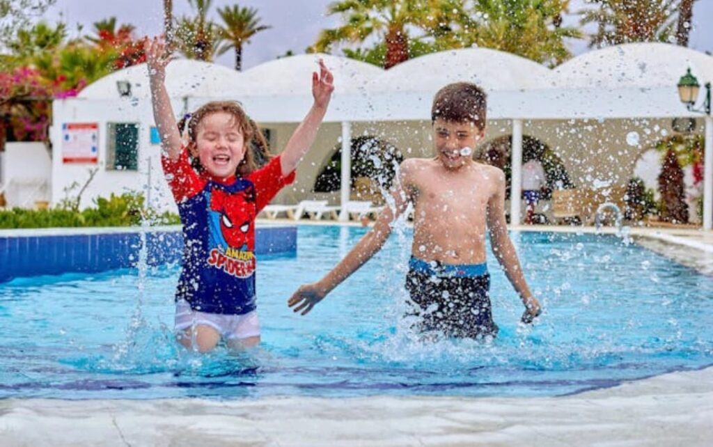 Kinder beim Urlaub in Ägypten mit der Familie.sie genießen ihren Urlab im Pool des Hotels