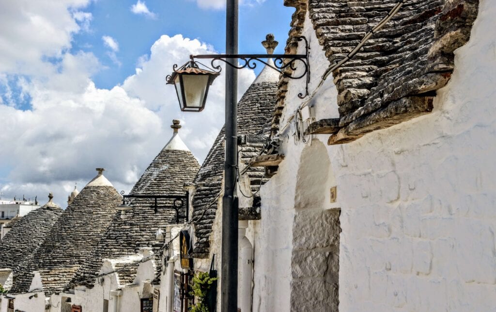 Veduta dei trulli di Alberobello in Puglia”