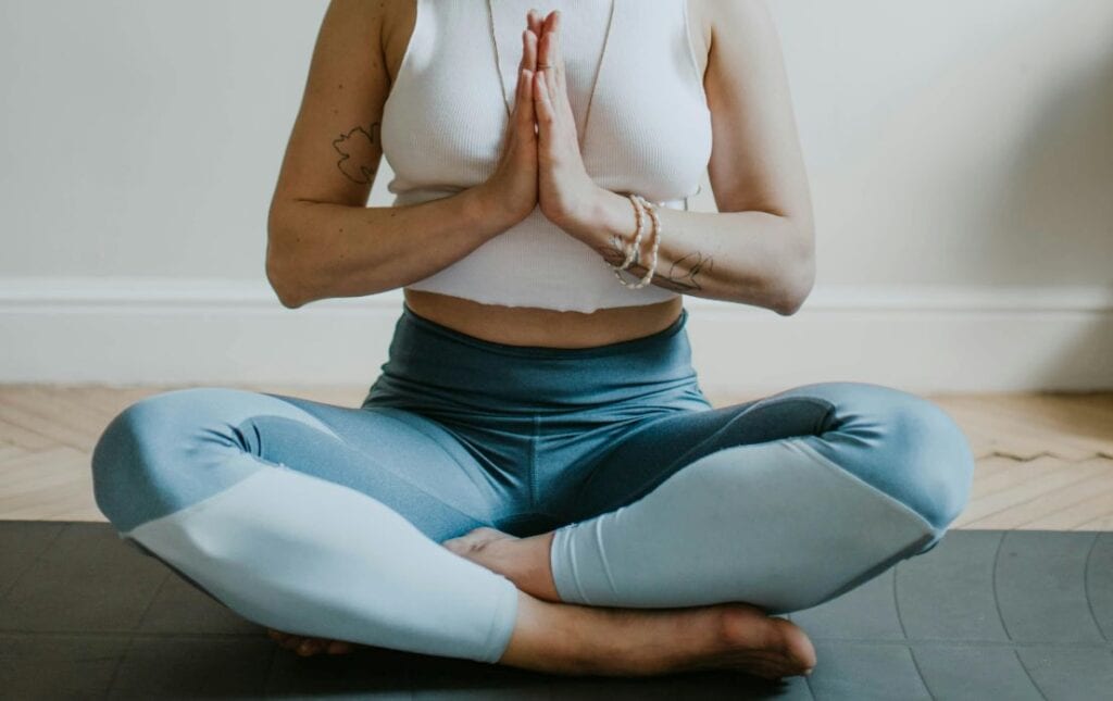 uma mulher meditando