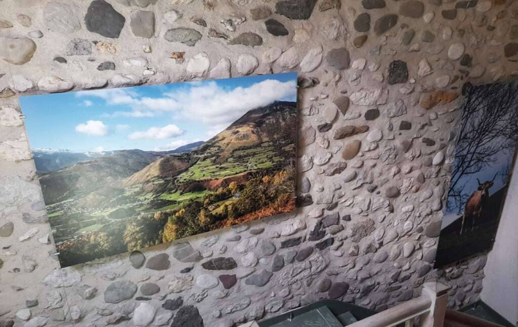 Signalétique intérieure : l’art d’orienter et de valoriser vos espaces. Une signalétique intérieure réussie est indispensable pour fluidifier la circulation des usagers et renforcer l’identité visuelle de vos locaux. Signalétique Factory réalise des solutions rigides haut de gamme pour les entreprises, les établissements de santé, les écoles et les mairies de Pau et de sa région : Signalétique directionnelle : plaques de portes, totems intérieurs, fléchage mural. Signalisation PMR : conformité aux normes d'accessibilité avec des supports contrastés et durables. Décoration murale et vitrophanie : habillage de cloisons vitrées, signalétique informative personnalisée. Supports rigides élégants : gravure, découpe numérique et impression haute définition sur matériaux nobles. De la conception graphique à la pose, nous apportons un soin particulier aux détails et aux finitions pour créer des espaces accueillants et fonctionnels, reflets du professionnalisme de votre structure.