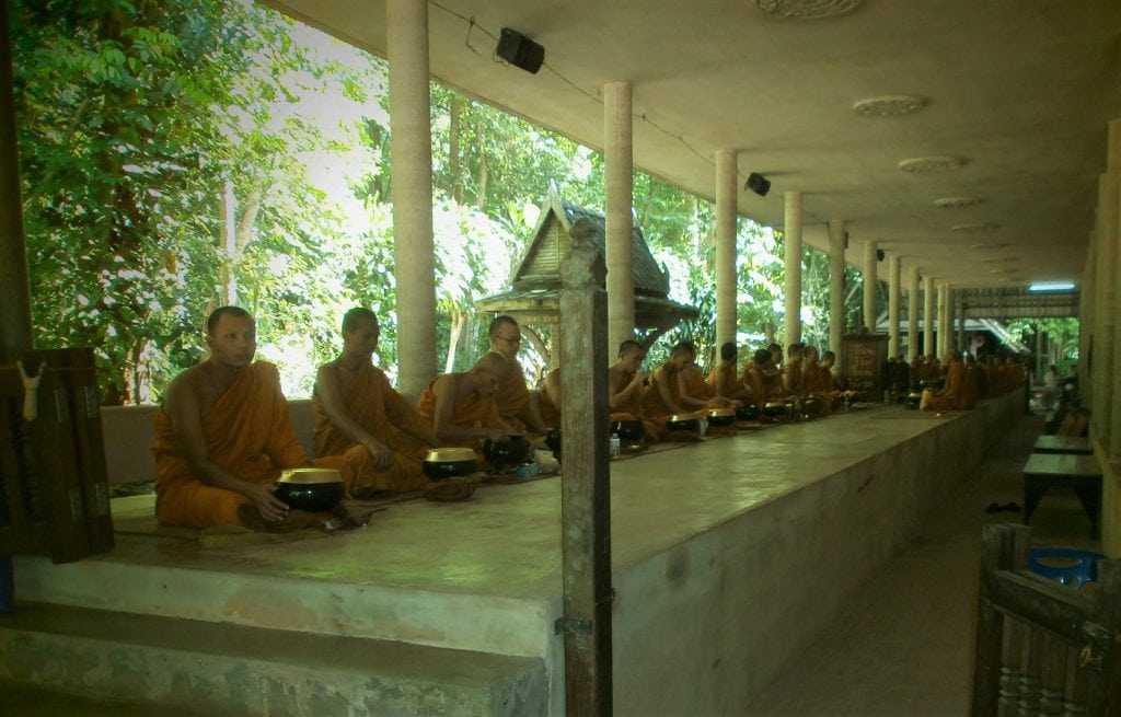 Meditación en Tailandia - Monjes Budistas Meditación en Tailandia - Monjes Budistas en un templo