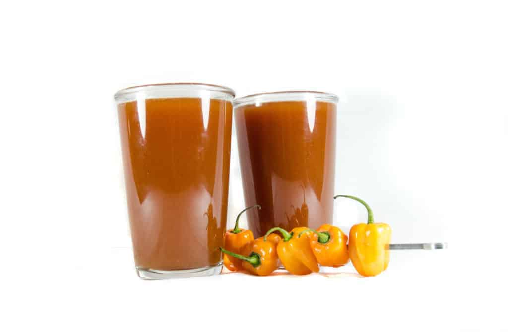 deux bloody mary à côté de piments habanero