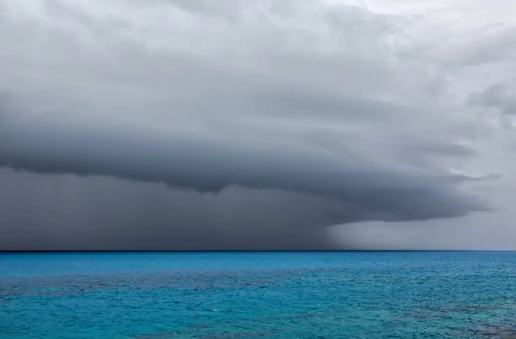 tormenta dentro de las costas del caribe
