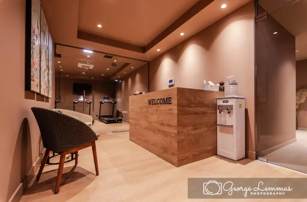 Φωτογράφιση εσωτερικού χώρου υποδοχής Spa με minimal διακόσμηση και ατμοσφαιρικό φωτισμό.