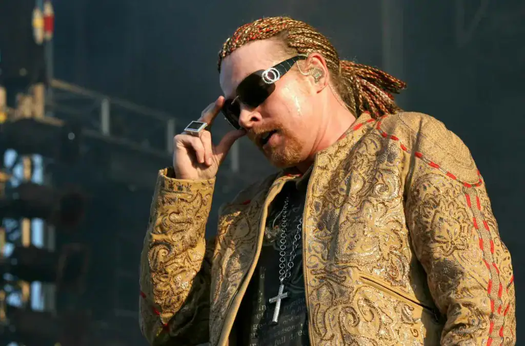 Axl Rose sur scène avec Guns N' Roses lors d'une tournée, énergie brute