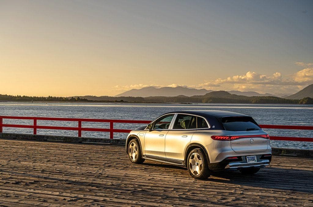 Mercedes-Maybach EQS 680 SUV (vorläufige Werte: Stromverbrauch kombiniert: 24,4-22,5 kWh/100 km; CO2-Emissionen kombiniert: 0 g/km) Exterieur: high-tech silver/nautical blue. Interieur: MANUFAKTUR exclusive nappa leather Maybach crystal white/silver grey pearl;Vorläufige Werte: Stromverbrauch kombiniert: 24,4-22,5 kWh/100 km; CO2-Emissionen kombiniert: 0 g/km*Mercedes-Maybach EQS 680 SUV (preliminary data: consumption combined: 24,4-22,5 kWh/100 km; CO2-emissions: 0 g/km) Exterior: high-tech silver/nautical blue. Interior: MANUFAKTUR exclusive nappa leather Maybach crystal white/silver grey pearl;Preliminary data: consumption combined: 24,4-22,5 kWh/100 km; CO2-emissions: 0 g/km*