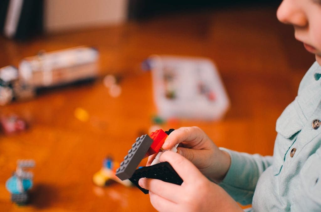 Niño realizando ejercicios multisensoriales CECIT