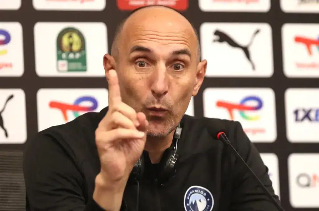 Alt= Krunoslav Jurcic, entraîneur du Pyramids FC, en conférence de presse.