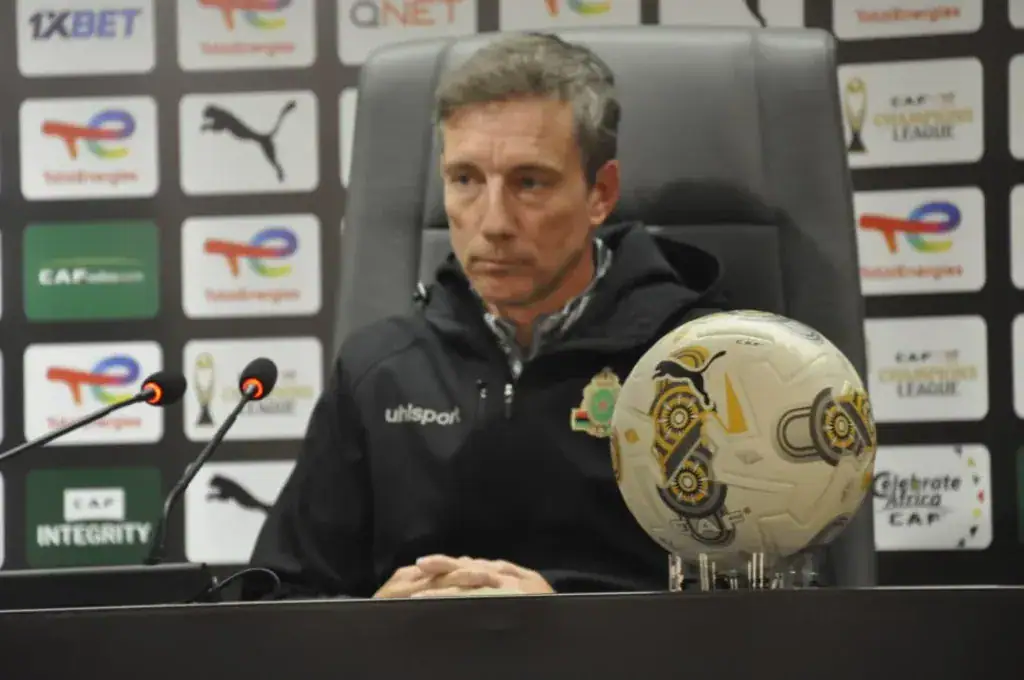 alt= Alexandre Santos en conférence de presse avant le match contre Pyramids FC en Ligue des champions.