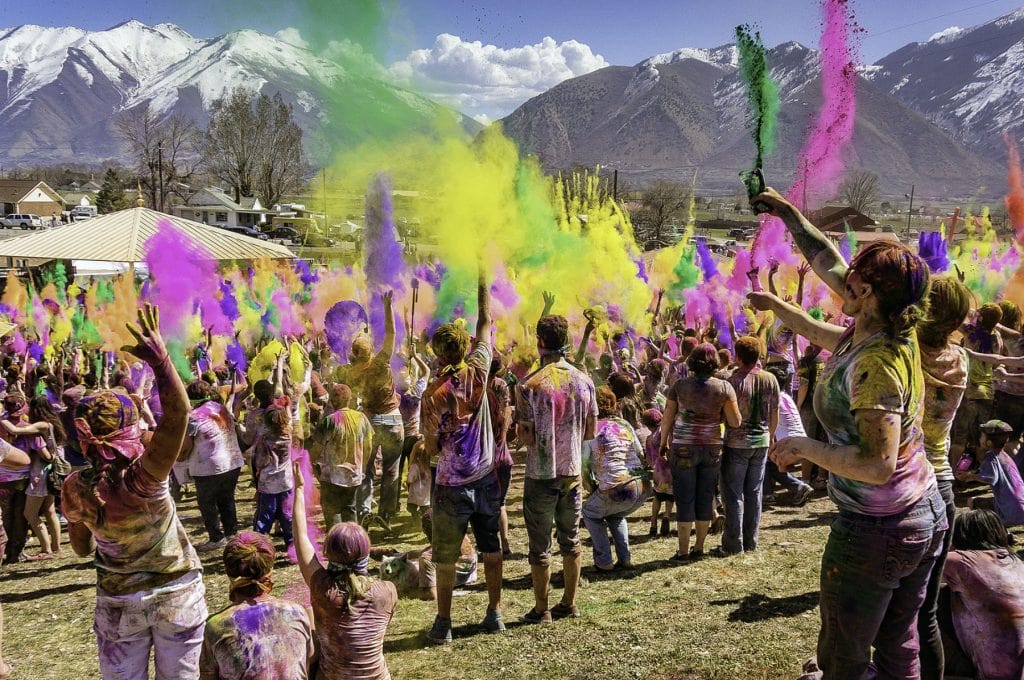 क्या आप जानते हैं? सिर्फ भारत में ही नहीं, इन देशों में भी मनाई जाती है Holi