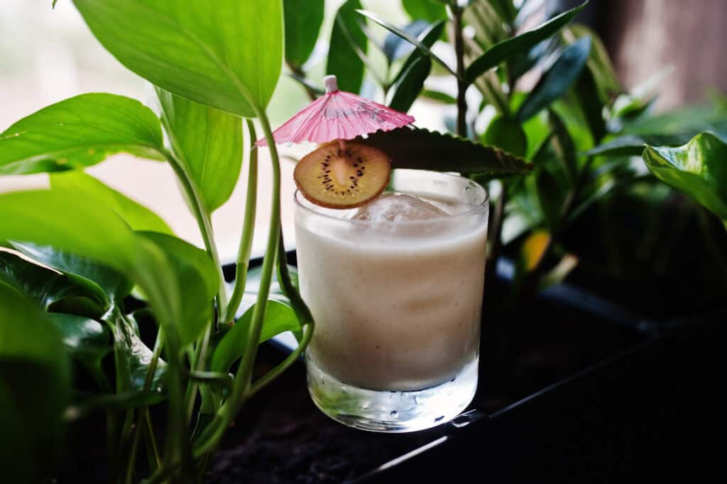 White Russian with kiwi slice garnish