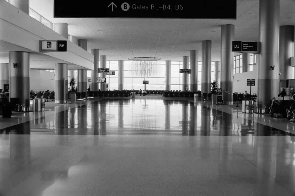 Empty airport terminal with seating area — Ukraine's Civil Aviation Strategy revision analysis