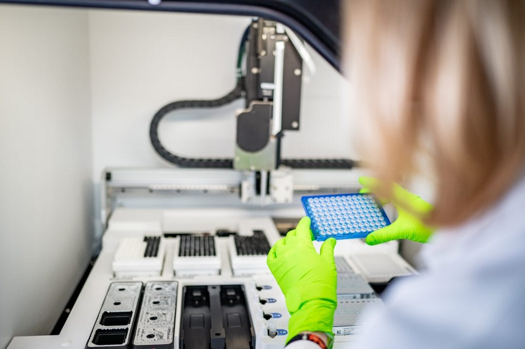 Pipettierroboter, mit dem man viele Proben auf einmal und standardisiert pipettieren kann.