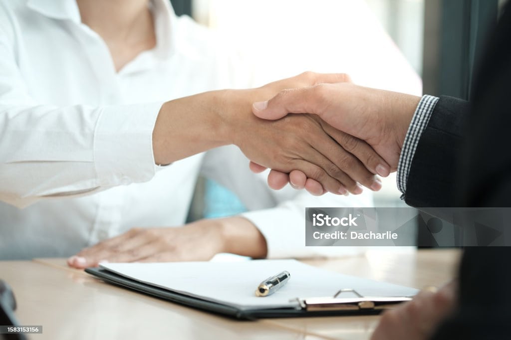 Maitre berne serrant la main d'un client
