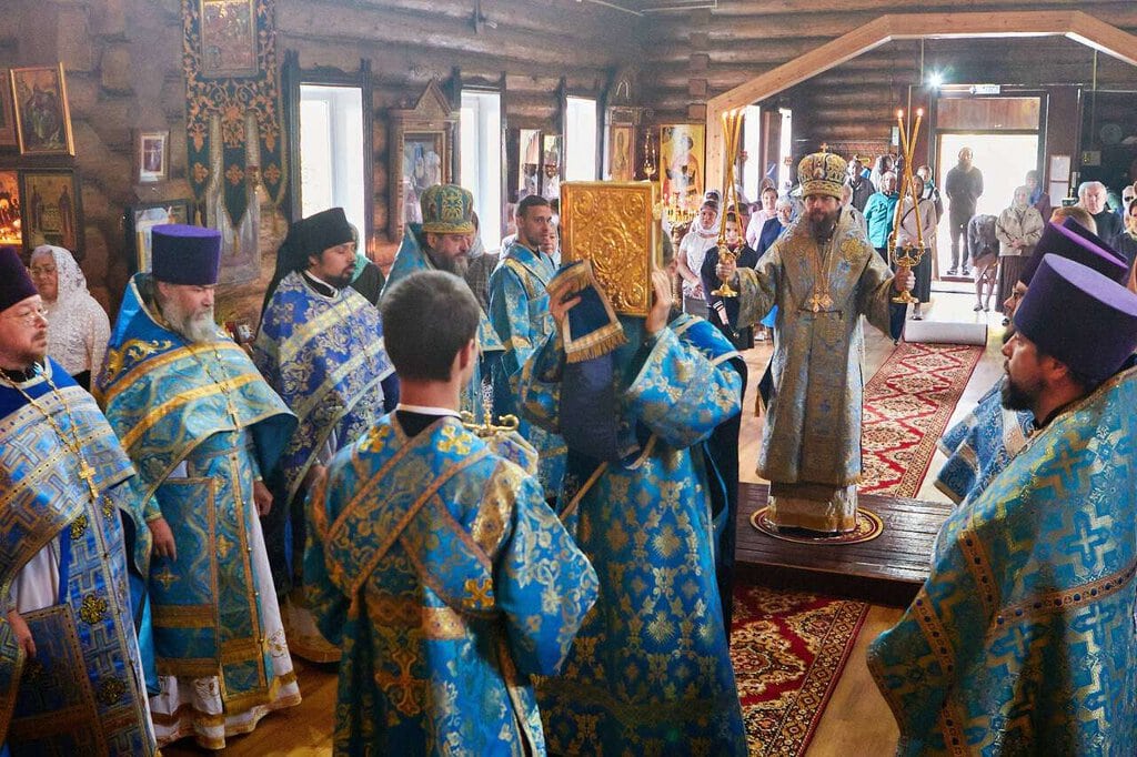 Божественная литургия в Архангельском храме г. Сасово на отдание праздника Успения Пресвятой Богородицы
