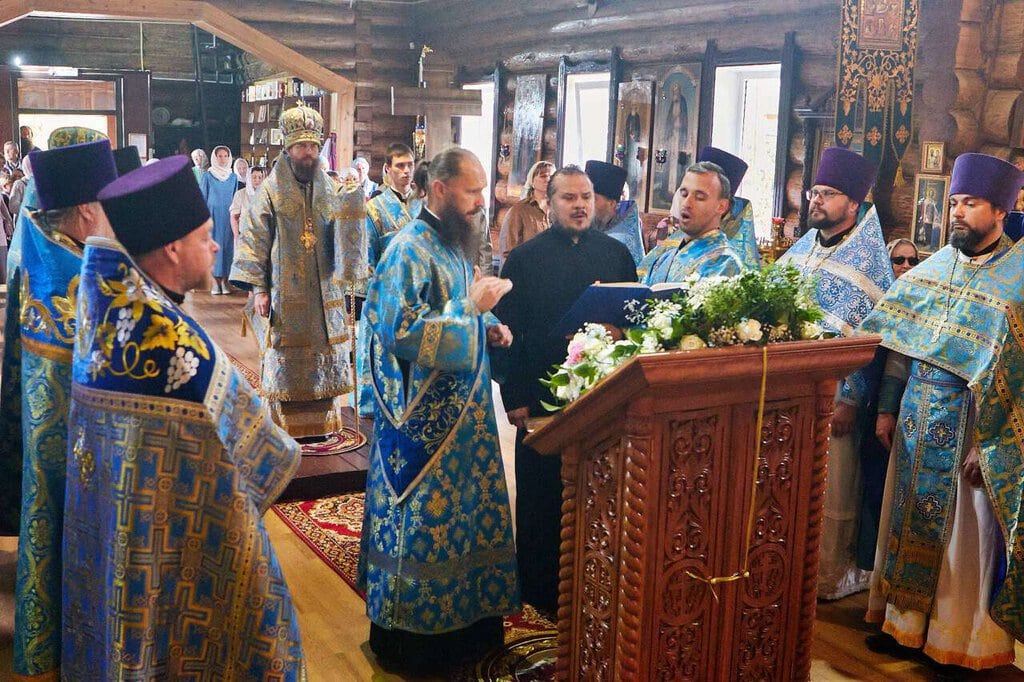 Божественная литургия в Архангельском храме г. Сасово на отдание праздника Успения Пресвятой Богородицы