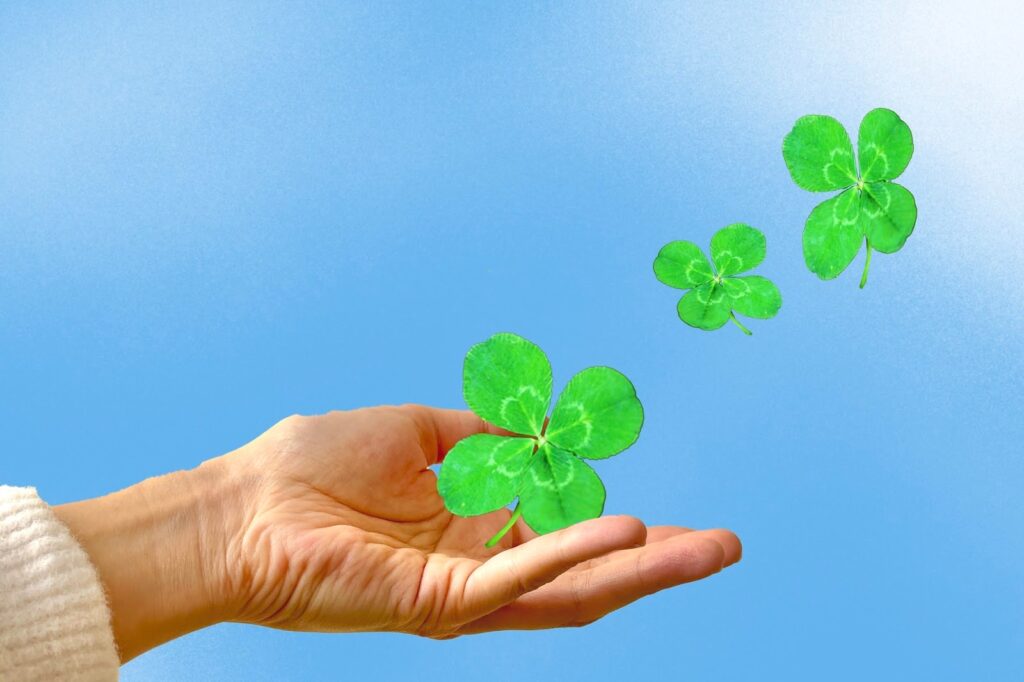 電話占いで仕事の相談をするなら「占いの館ランプ」