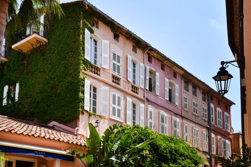 Facade de copropriete en Provence