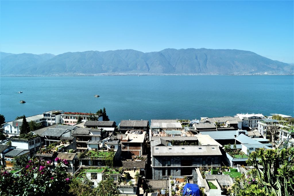 Yunnan - Dali - Lago Erhai y Montaña de Cangshan Lago Erhai y Montaña de Cangshan, Ciudad antigua de Dali, Yunnan