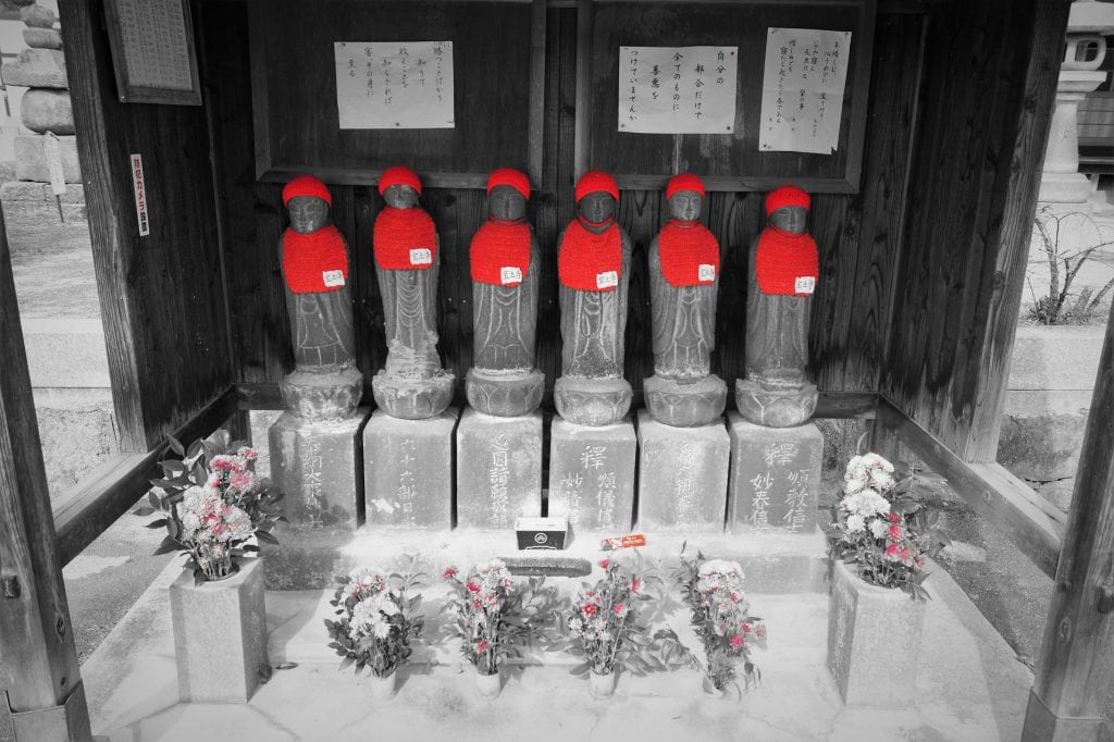 Japón - Esculturas Jizo de un templo