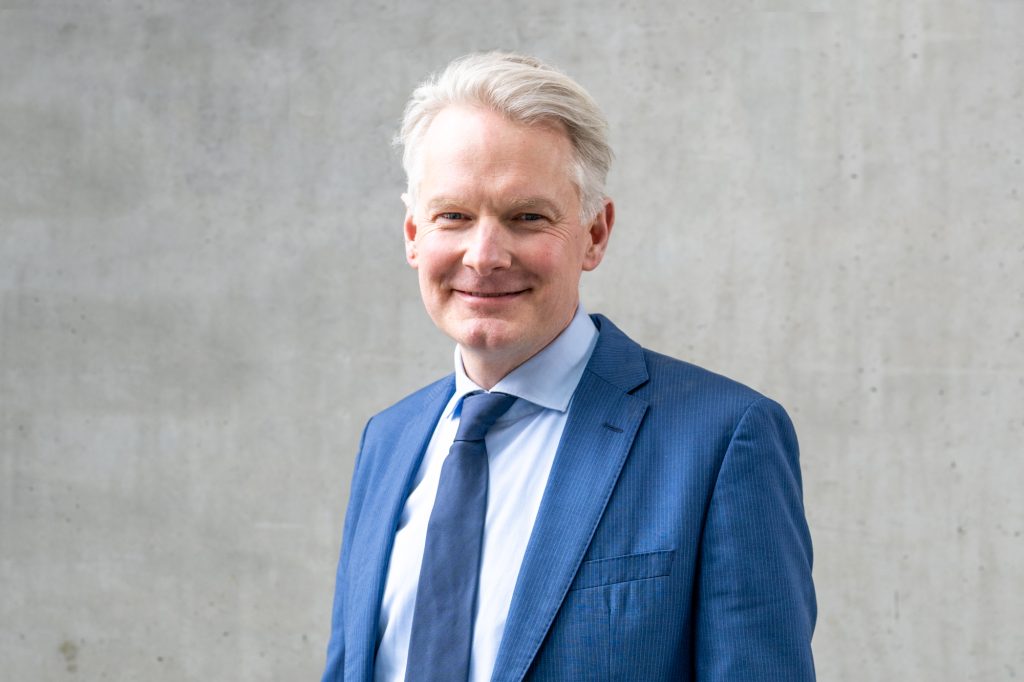 Das ist der wissenschaftliche DIrektor des DRFZ, Eicke Latz