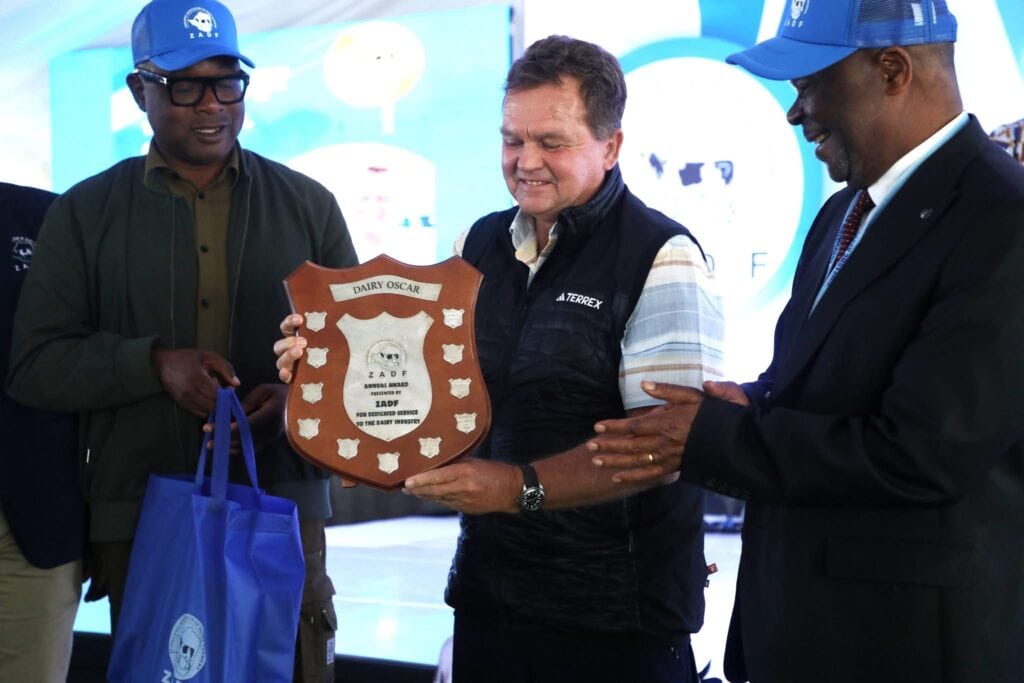 Photo 1 left to right: Deputy Minister of Lands, Agriculture, Fisheries, Water and Rural Development, Hon. Davis Marapira, Stoff Hawgood and Dr Pious Makaya, Chief Director, Department of Veterinary Services