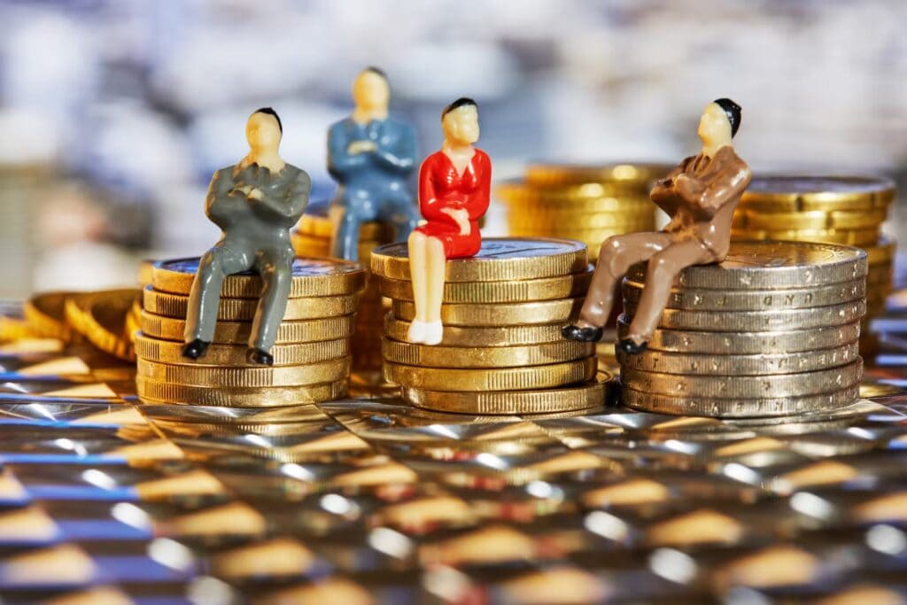 Monedas apiladas y gráfico financiero ascendente, símbolo de crecimiento económico, inversión institucional y estabilidad empresarial.