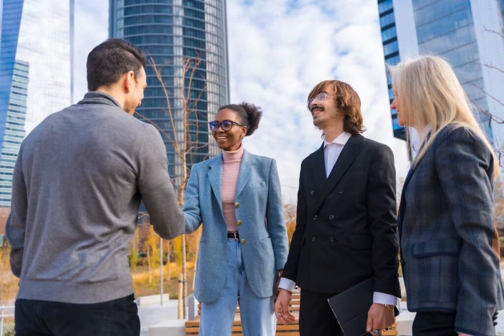 Reunión de ejecutivos multiculturales en una oficina moderna, reflejo de diversidad, liderazgo y colaboración empresarial global.