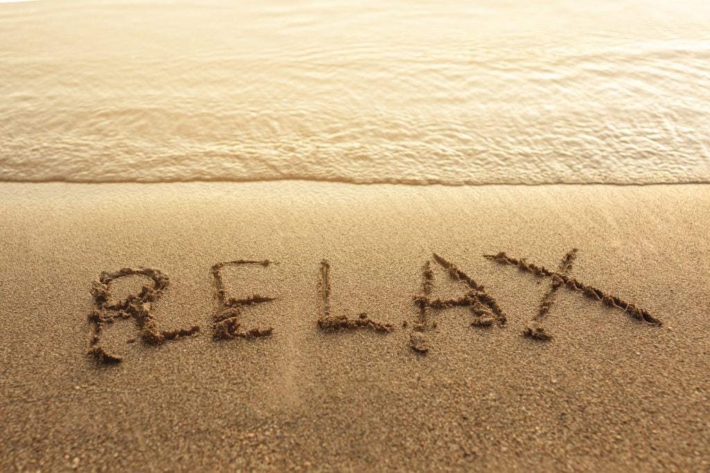 relax écrit sur le sable