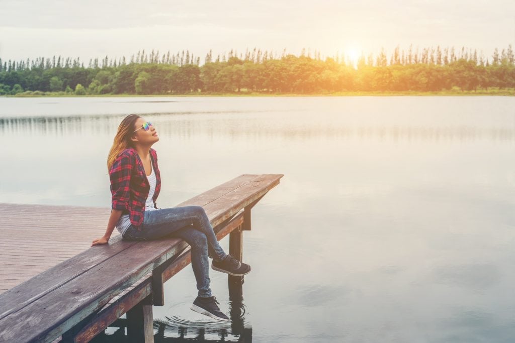 femme sur un ponton