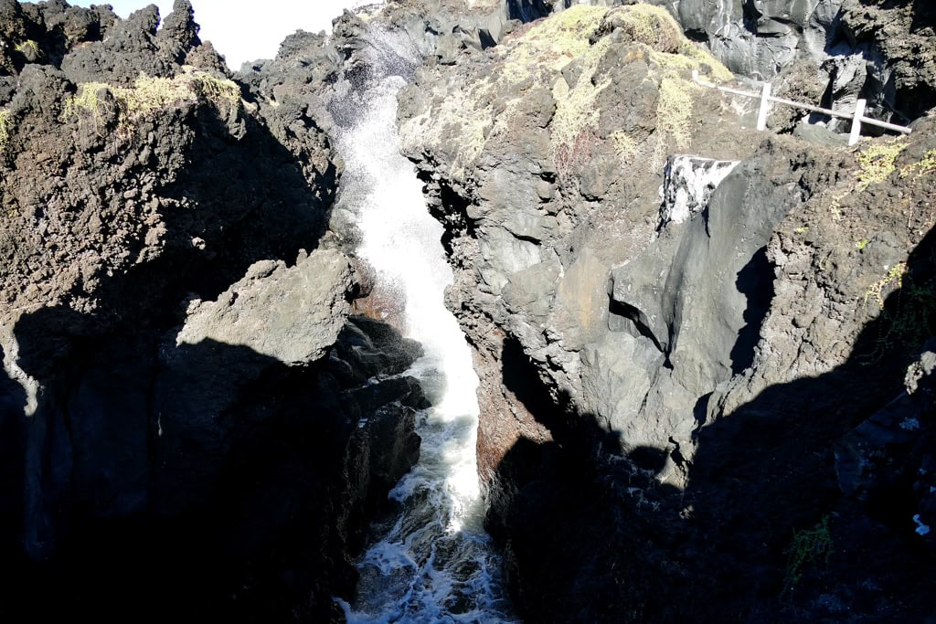 Water crashing up a crevice at Cachorro.