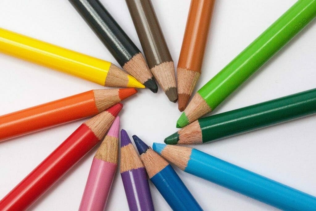 カラフルな色鉛筆-人それぞれの個性