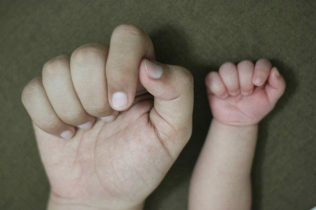 親と子供の手